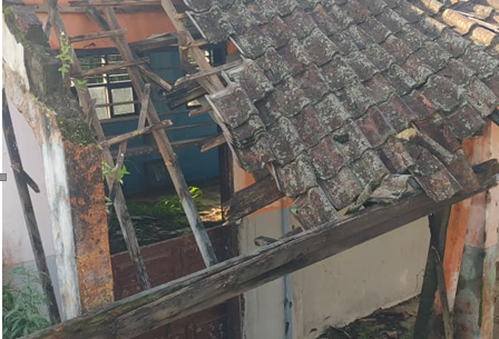 Diterjang Angin Kencang, Beberapa Bangunan SMPN 1 Kalapanunggal Ambruk